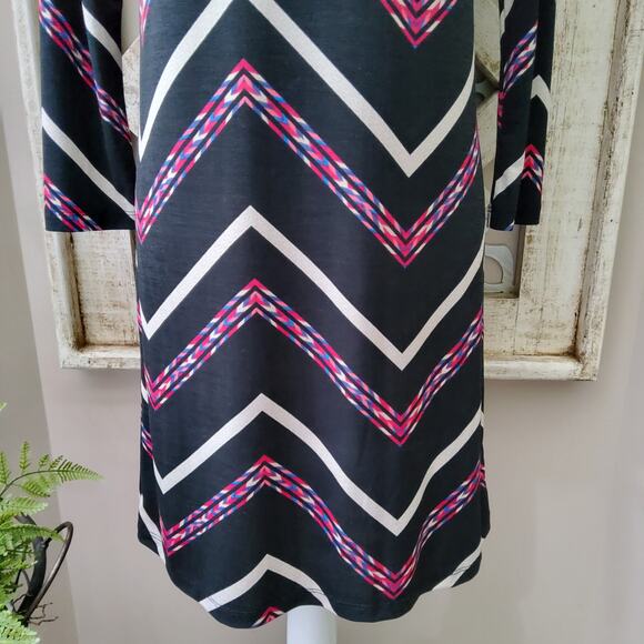 Bongo Women's Junior 3/4 Sleeve Shift Midi Dress in Black & Pink Chevron - Picture 4 of 7